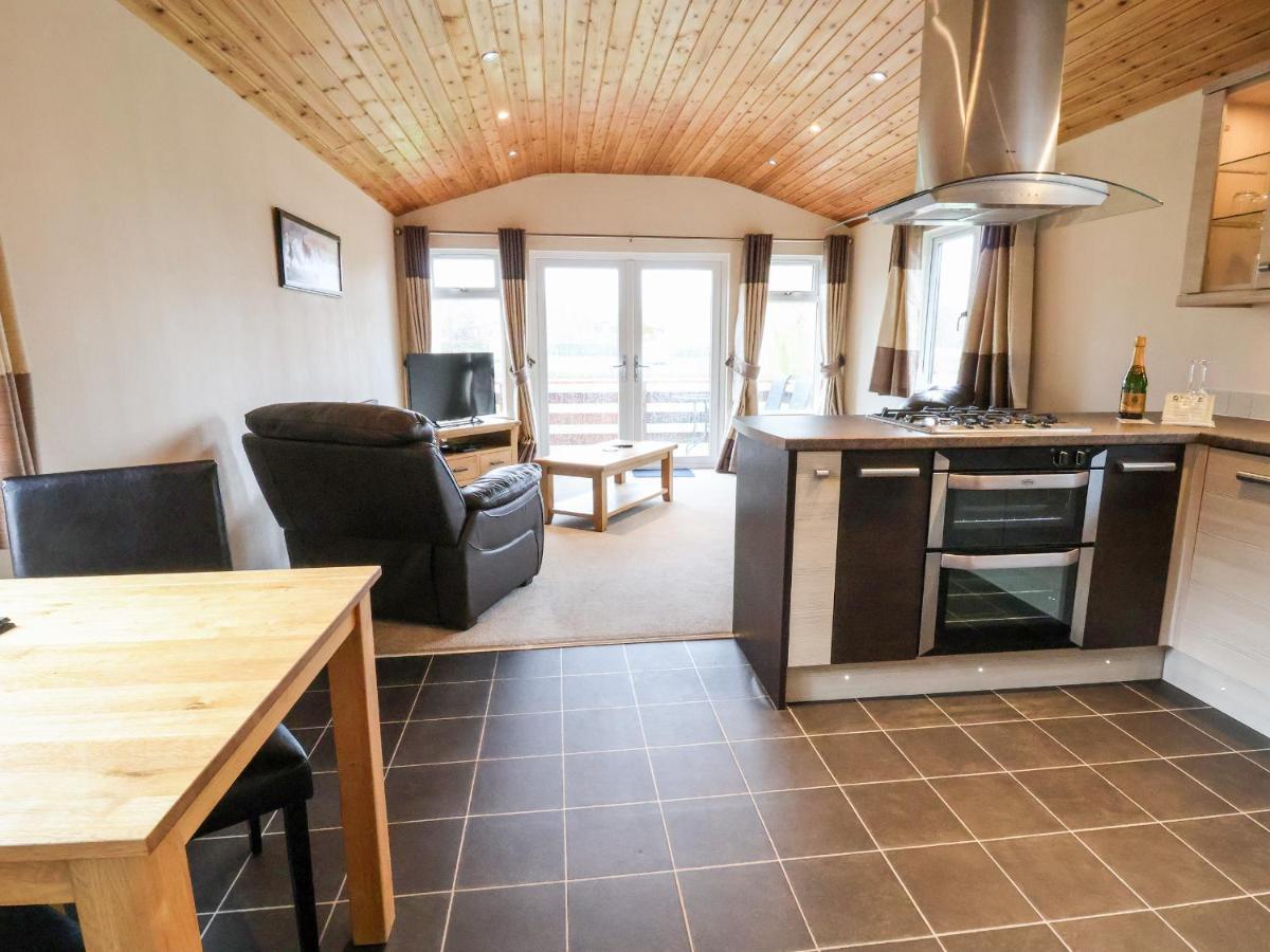 Oak Lodge Hadnall Экстерьер фото